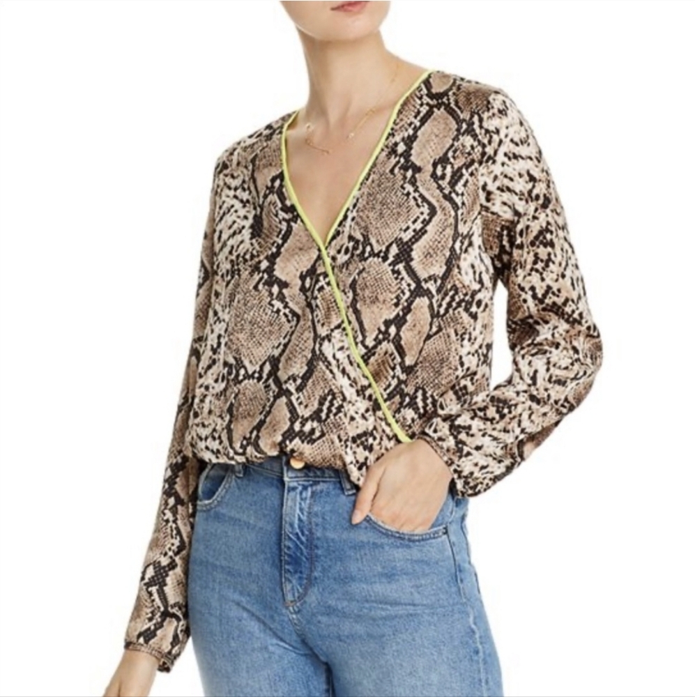 Q&A NWT SNAKE PRINT CROSSOVER TOP